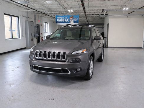Used 2018 Jeep Cherokee Limited AWD/4WD image 2