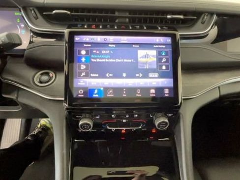 Used 2023 Jeep Grand Cherokee Overland w/ Luxury Tech Group IV AWD/4WD image 30