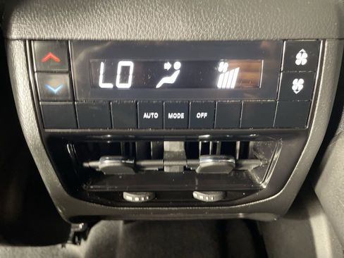 Used 2024 Jeep Grand Cherokee L Laredo image 39