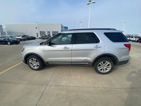 Used 2018 Ford Explorer XLT image 5