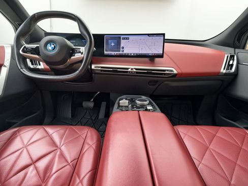 Used 2024 BMW iX xDrive50 w/ Premium Package AWD/4WD image 17