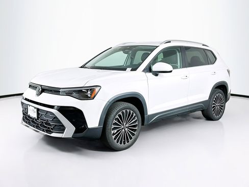 Used 2025 Volkswagen Taos SE image 3