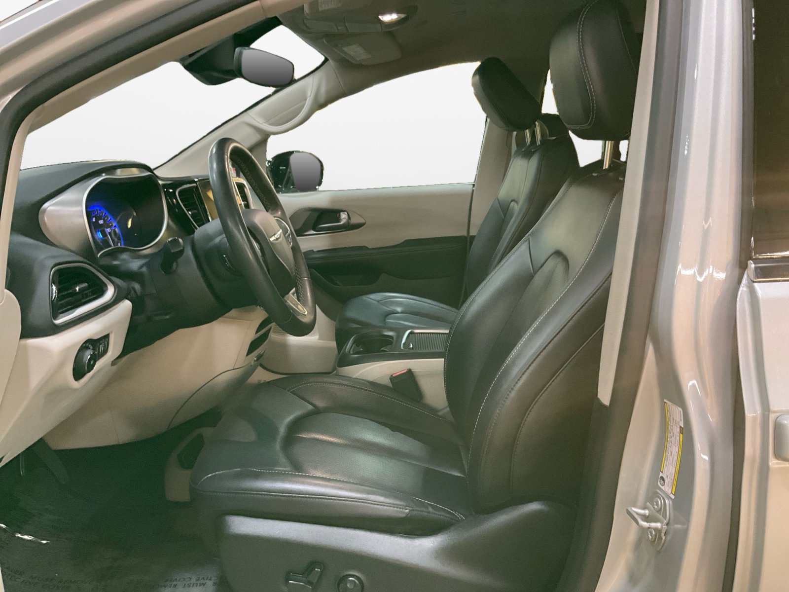 Used 2024 Chrysler Pacifica Touring-L FWD image 10