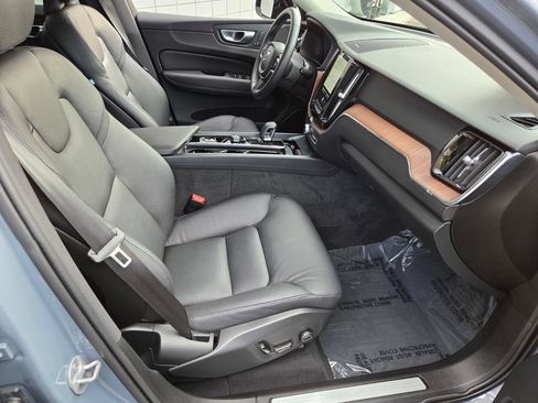 Certified 2024 Volvo XC60 B5 Plus AWD/4WD image 19