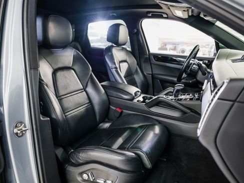 Certified 2020 Porsche Cayenne image 30