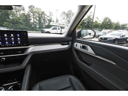 Used 2025 Ford Explorer Active w/ Active Comfort Package RWD image 8