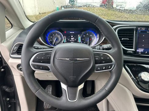 Used 2023 Chrysler Pacifica Limited image 13