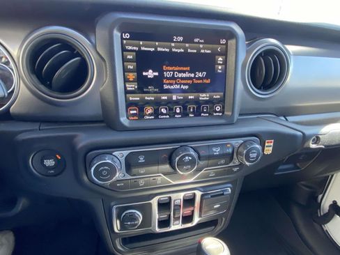 Used 2021 Jeep Gladiator Sport image 9