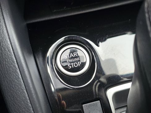 Used 2025 Nissan Versa SV w/ Trunk Package image 25