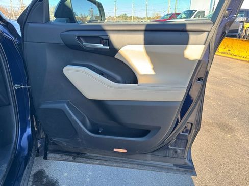 Used 2023 Toyota Highlander XLE image 29