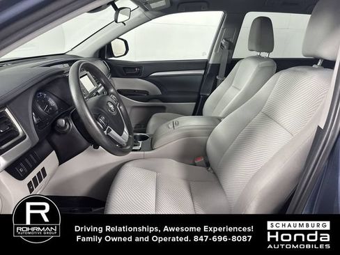 Used 2019 Toyota Highlander LE AWD/4WD image 4