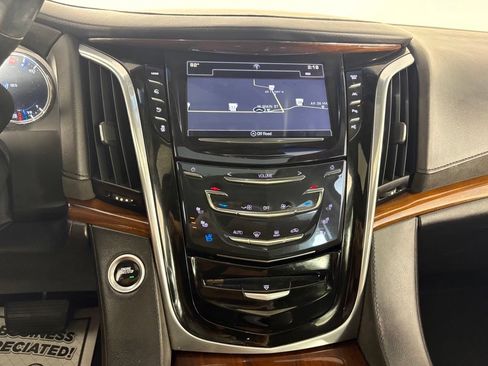 Used 2019 Cadillac Escalade Luxury AWD/4WD image 26