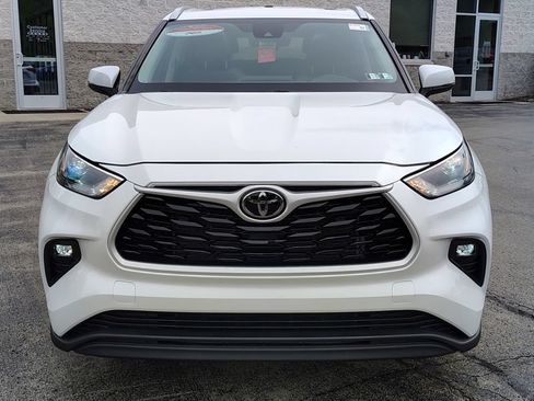 Used 2023 Toyota Highlander XLE AWD/4WD image 3