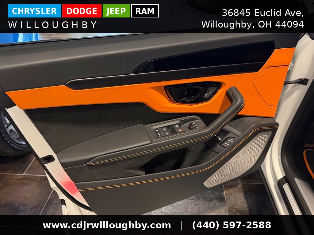 Used 2025 Lamborghini Urus SE AWD/4WD image 33