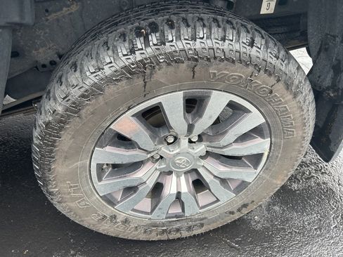 Used 2021 Toyota Tacoma Limited image 12