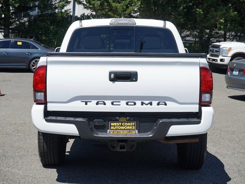 Used 2018 Toyota Tacoma SR5 AWD/4WD image 3