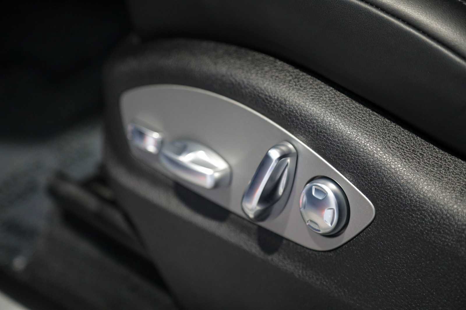 Used 2025 Porsche Macan S AWD/4WD image 24