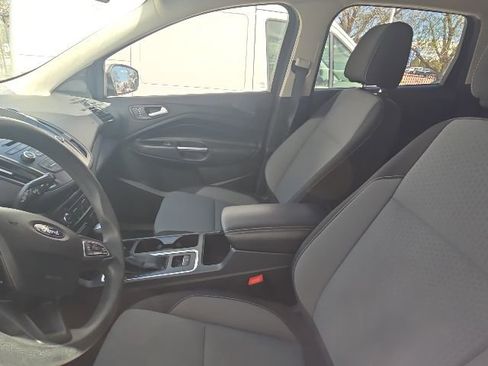 Used 2017 Ford Escape SE w/ SE Cold Weather Package AWD/4WD image 3