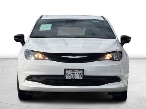 Used 2025 Chrysler Voyager LX image 10