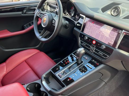 Certified 2026 Porsche Macan AWD/4WD image 17