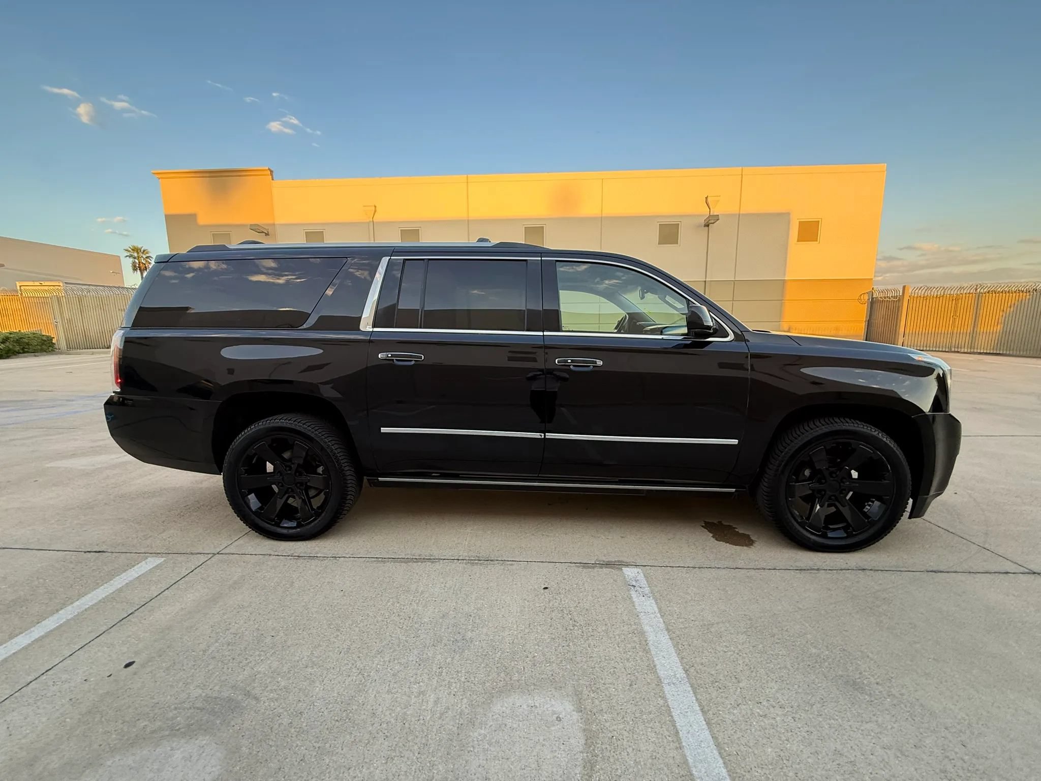 Used 2015 GMC Yukon XL Denali w/ Touring Package AWD/4WD image 5