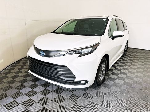 Used 2025 Toyota Sienna XLE FWD image 7