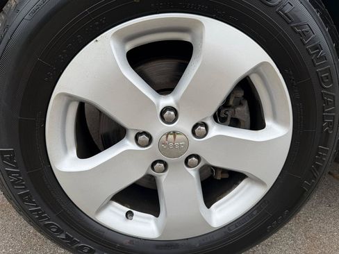 Used 2012 Jeep Grand Cherokee Laredo AWD/4WD image 11