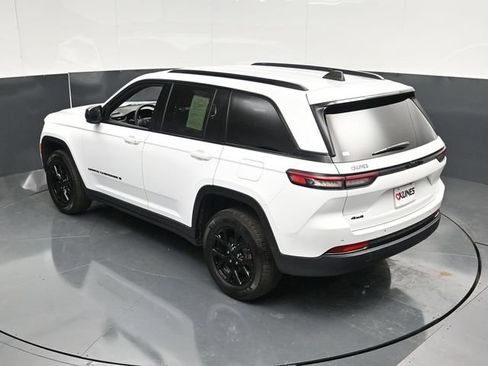 Used 2025 Jeep Grand Cherokee Altitude AWD/4WD image 50