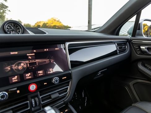 Certified 2025 Porsche Macan image 33
