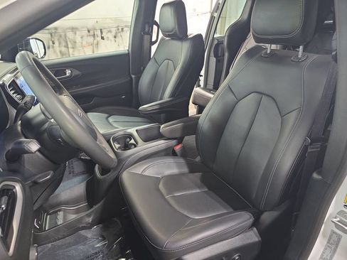 Used 2025 Chrysler Pacifica Select FWD image 17