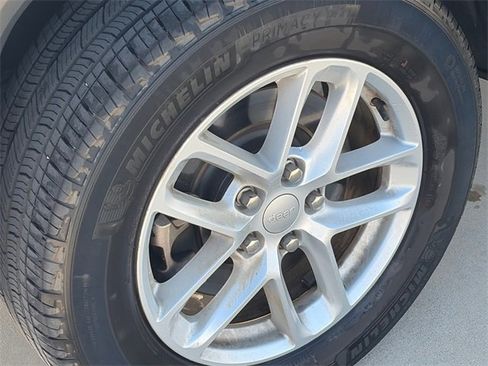 Used 2023 Jeep Grand Cherokee L Laredo image 11