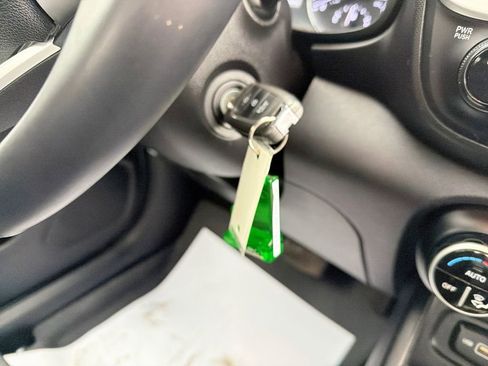 Certified 2022 Hyundai Venue SEL image 38