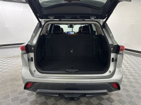 Used 2021 Toyota Highlander Limited image 21