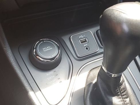 Used 2020 Jeep Cherokee Latitude Plus AWD/4WD image 19