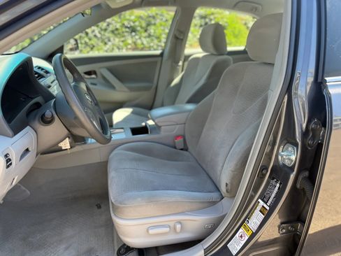 Used 2011 Toyota Camry LE image 9