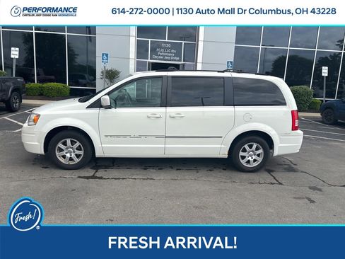 Used 2010 Chrysler Town & Country Touring FWD image 7