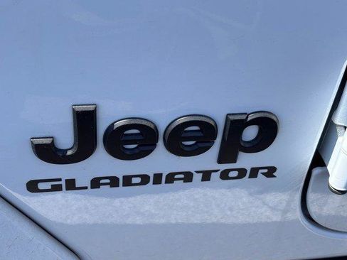 Used 2021 Jeep Gladiator Sport AWD/4WD image 9
