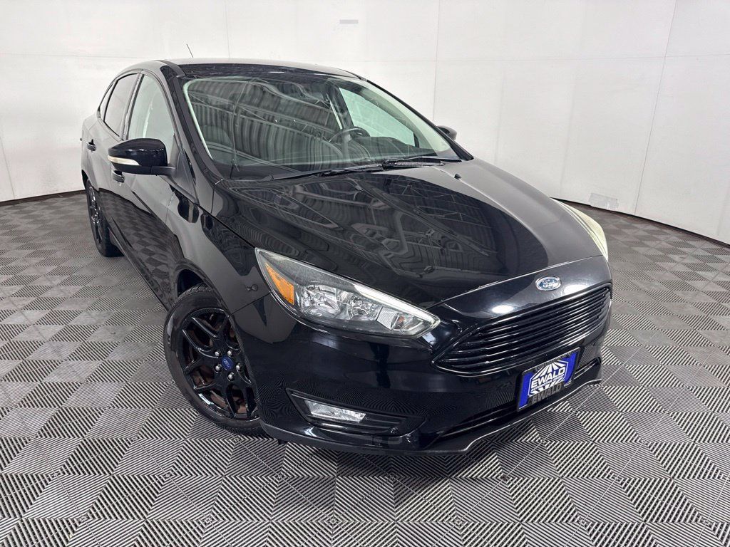 Used 2016 Ford Focus SE FWD image 2