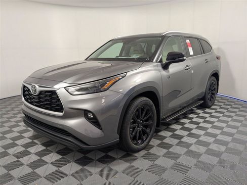 Used 2025 Toyota Highlander XLE FWD image 2