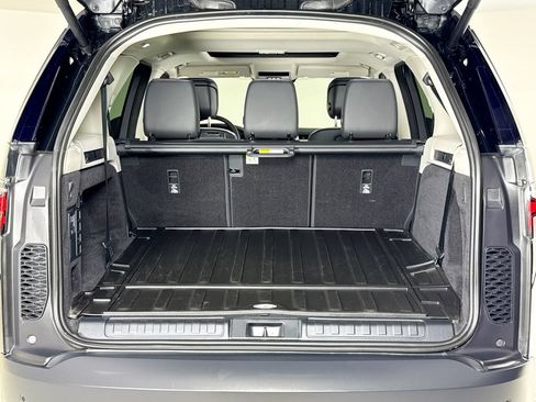 Used 2025 Land Rover Discovery S AWD/4WD image 24