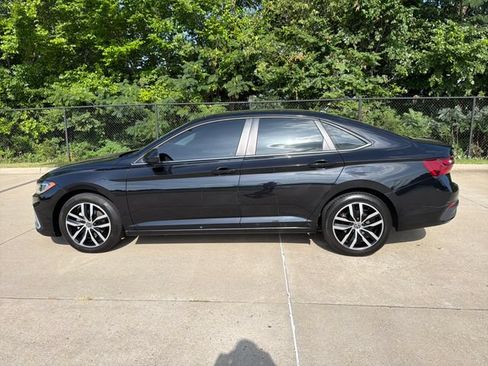 Used 2025 Volkswagen Jetta SE FWD image 2