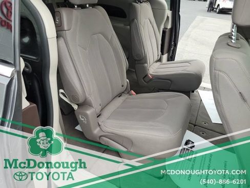 Used 2020 Chrysler Pacifica Touring w/ Advanced Safetytec Group FWD image 18