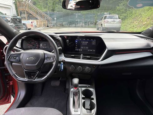 Certified 2024 Chevrolet Trax RS FWD image 22