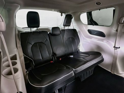 Used 2023 Chrysler Pacifica Limited FWD image 15