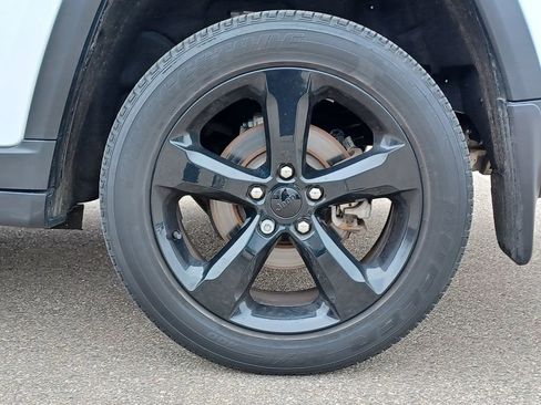 Used 2023 Jeep Grand Cherokee Altitude image 5