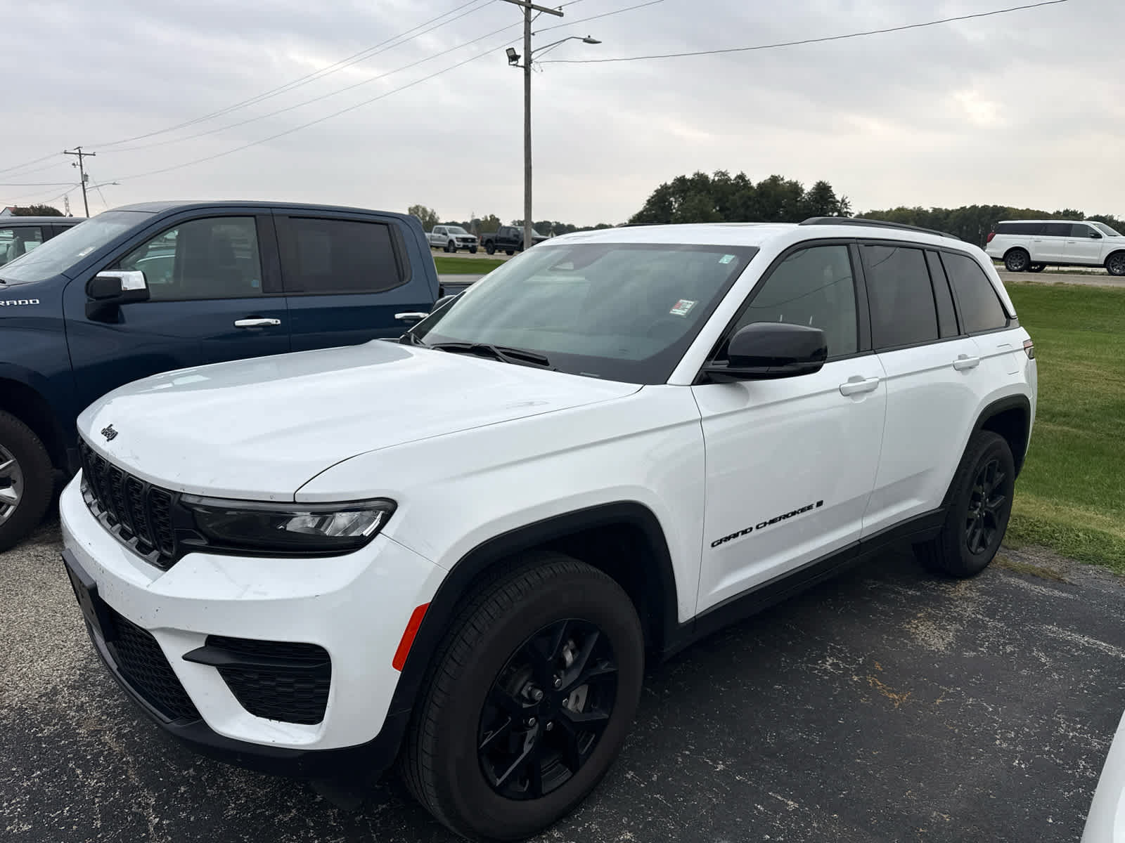 Used 2024 Jeep Grand Cherokee Altitude AWD/4WD image 7