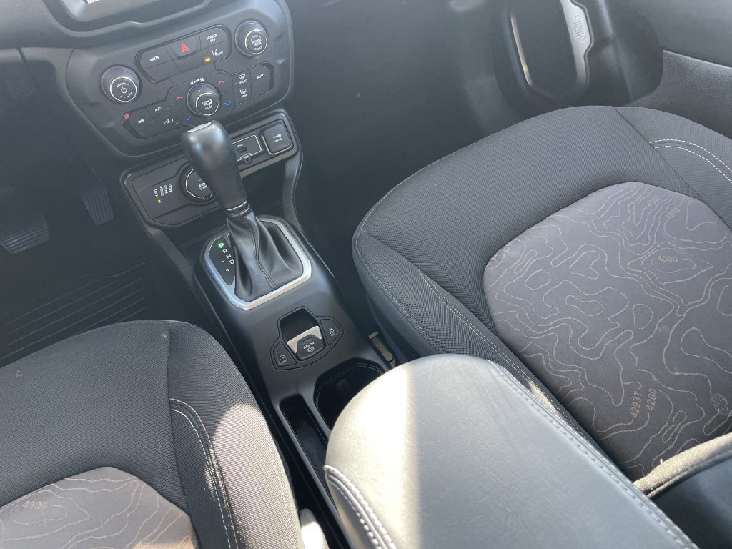 Used 2023 Jeep Renegade Latitude AWD/4WD image 21