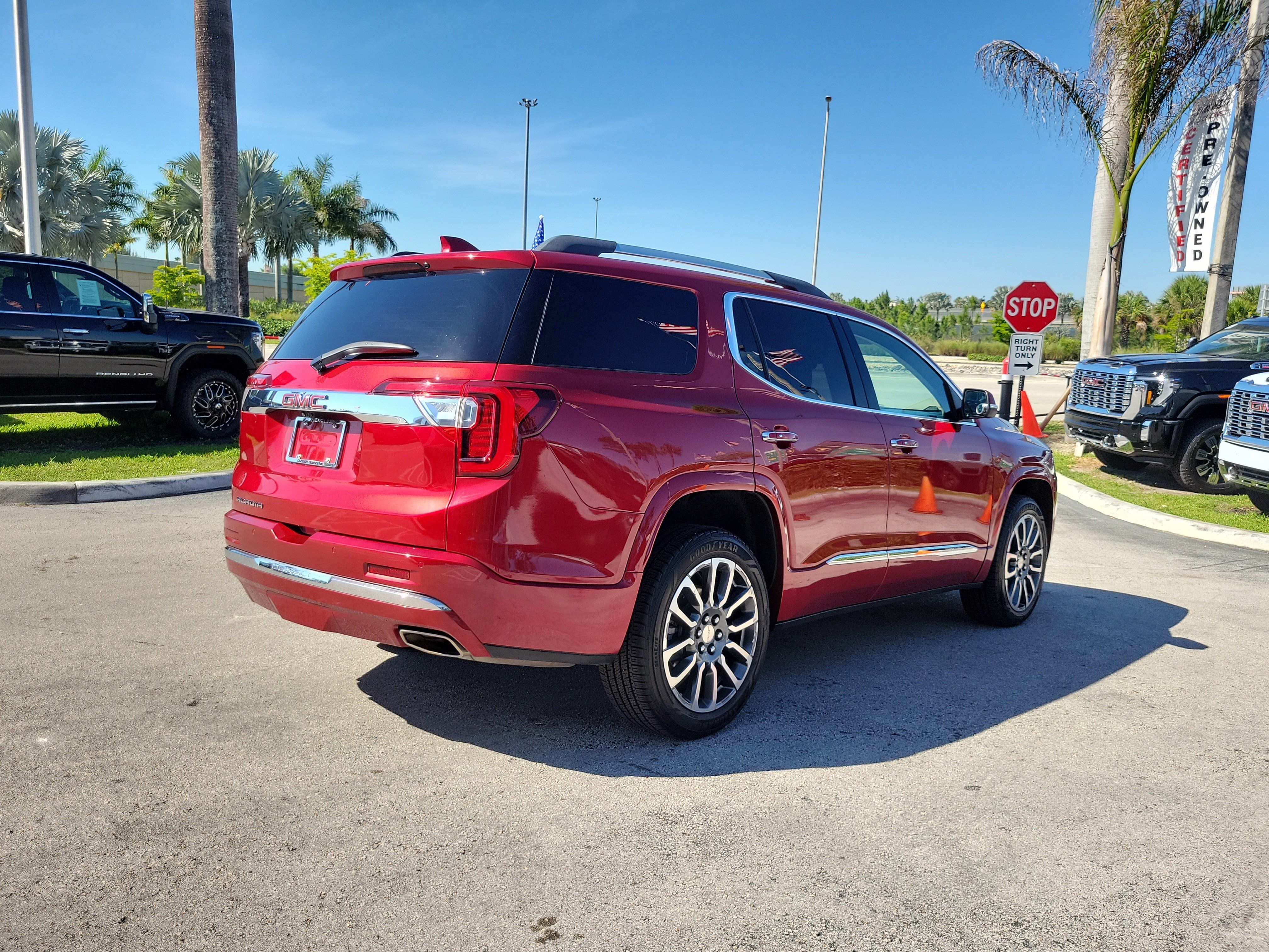 Used 2022 GMC Acadia Denali w/ Denali Ultimate Package FWD image 5