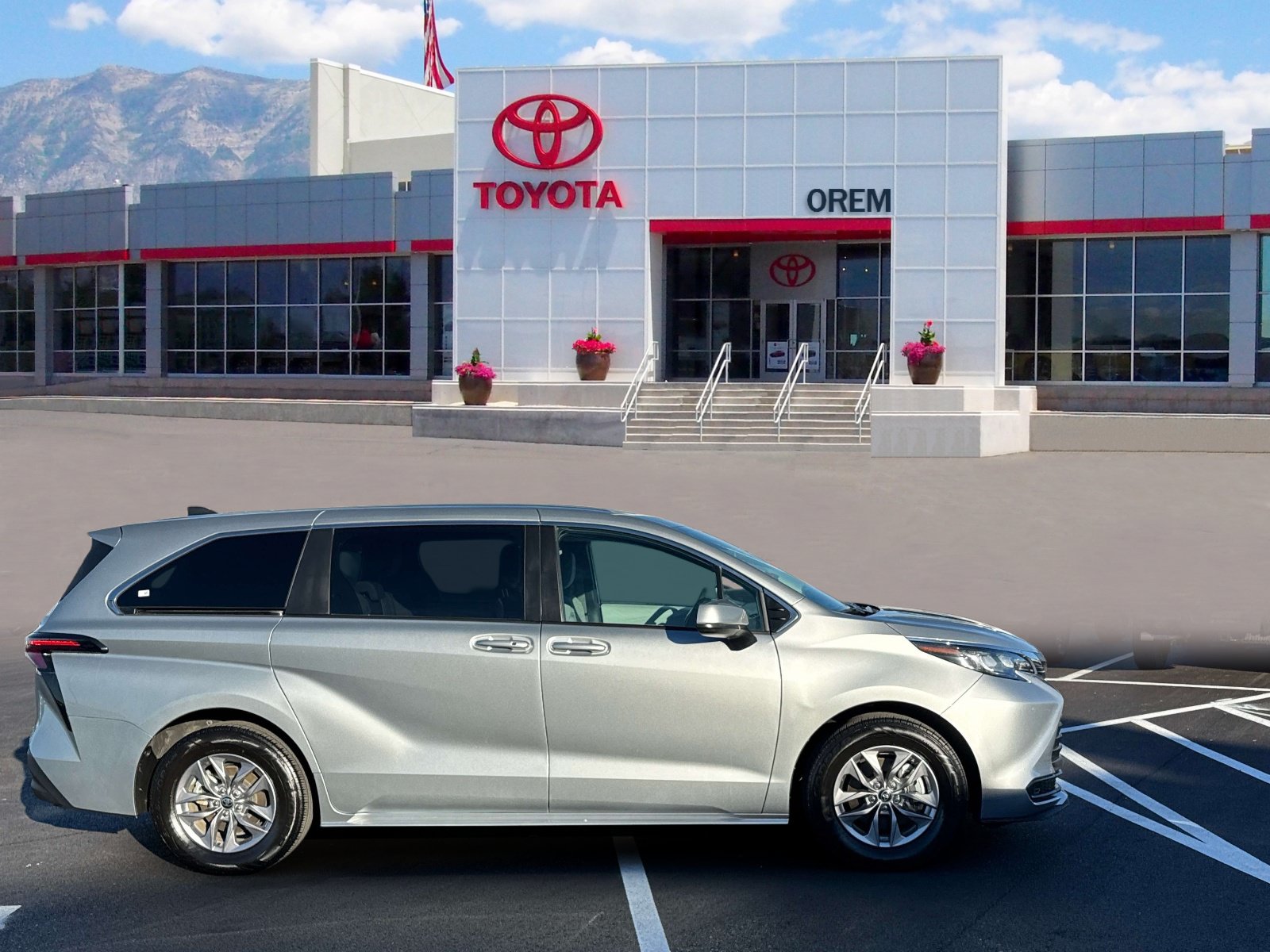 Used 2025 Toyota Sienna LE FWD image 3
