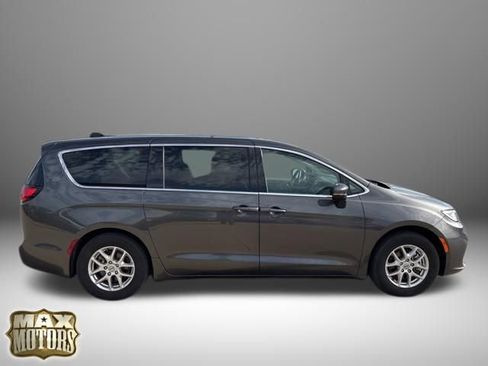 Used 2023 Chrysler Pacifica Touring-L image 5